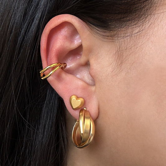 Lady wearing Capri Ear Cuff in Gold color by Deduet