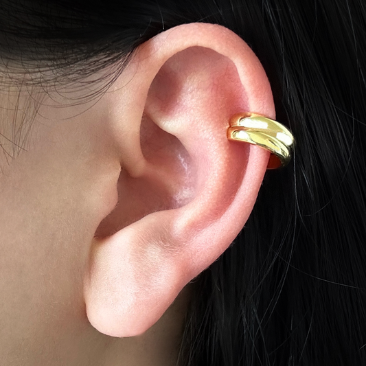 Lady wearing Kate Ear Cuff in Gold color by Deduet