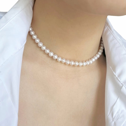 Lady wearing Julia beaded pearl choker by Deduet