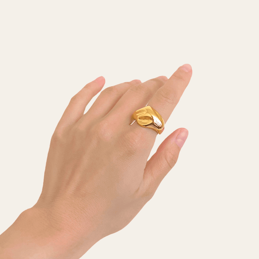 Lady wearing Courtney Ring in Gold by Deduet