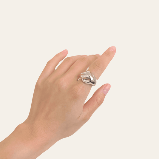 Lady wearing Courtney Ring in Silver by Deduet