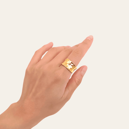 Lady wearing Erica Adjustable Ring by Deduet
