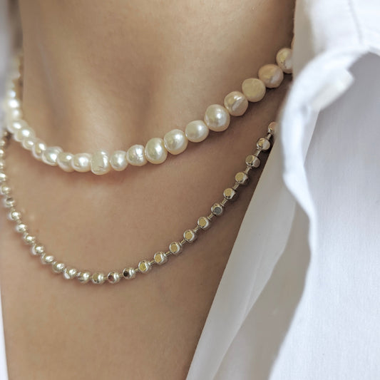 Lady wearing Gia Silver Beads Necklace by Deduet