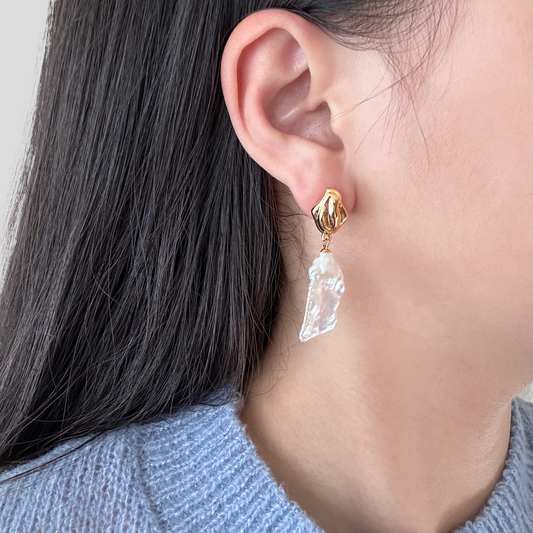 Lady wearing Kelsey Baroque Pearl Drop Earrings by Deduet