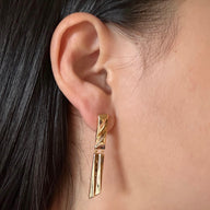 lady-wearing-leslie-rectangular-dangle-earrings-gold