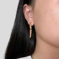 lady-wearing-leslie-rectangular-dangle-earrings-gold