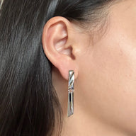 lady-wearing-leslie-rectangular-dangle-earrings-silver