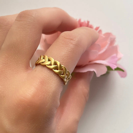 Lady holding flower with Lila Braided Ring by Deduet