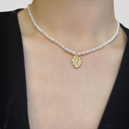 Lady wearing Lucia Pendant Pearl Necklace by Deduet