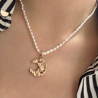 Lady wearing Olivia Pendant Pearl Necklace by Deduet