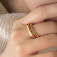 lady-wearing-drea-adjustable-stackable-band-ring